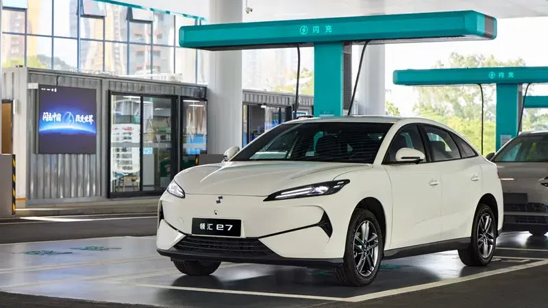 Бренд BYD по вызову автомобилей Linghui запускает e7 EV, версия с флэш-зарядкой стоит от 15 900 долларов США