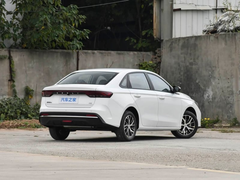Geely представила Emgrand 2027 года с 12,8-дюймовым экраном и камерой 540° по цене от 8 400 долларов. Geely представила Emgrand 2027 года с 12,8-дюймовым экраном и камерой 540° по цене от 8 400 долларов.