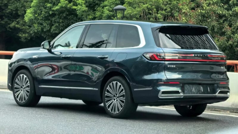 Geely Galaxy M9, получивший похвалу от Edmunds и NYT, вышел на рынок ОАЭ по цене 43 540 долларов.