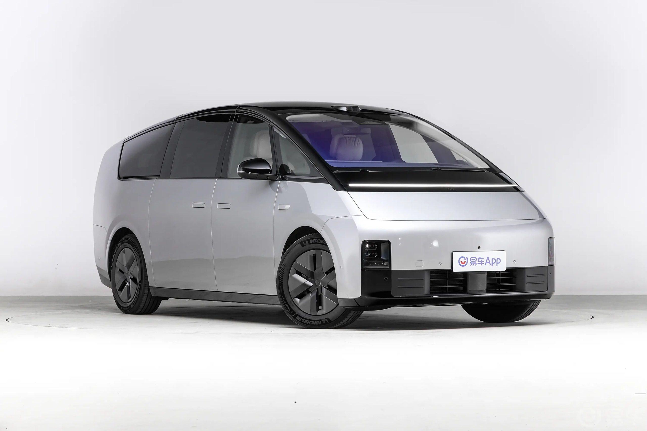 Li Auto выпустит обновлённый минивэн Mega 2 сентября с поворотными сиденьями, столиками и большим потолочным светильником.
