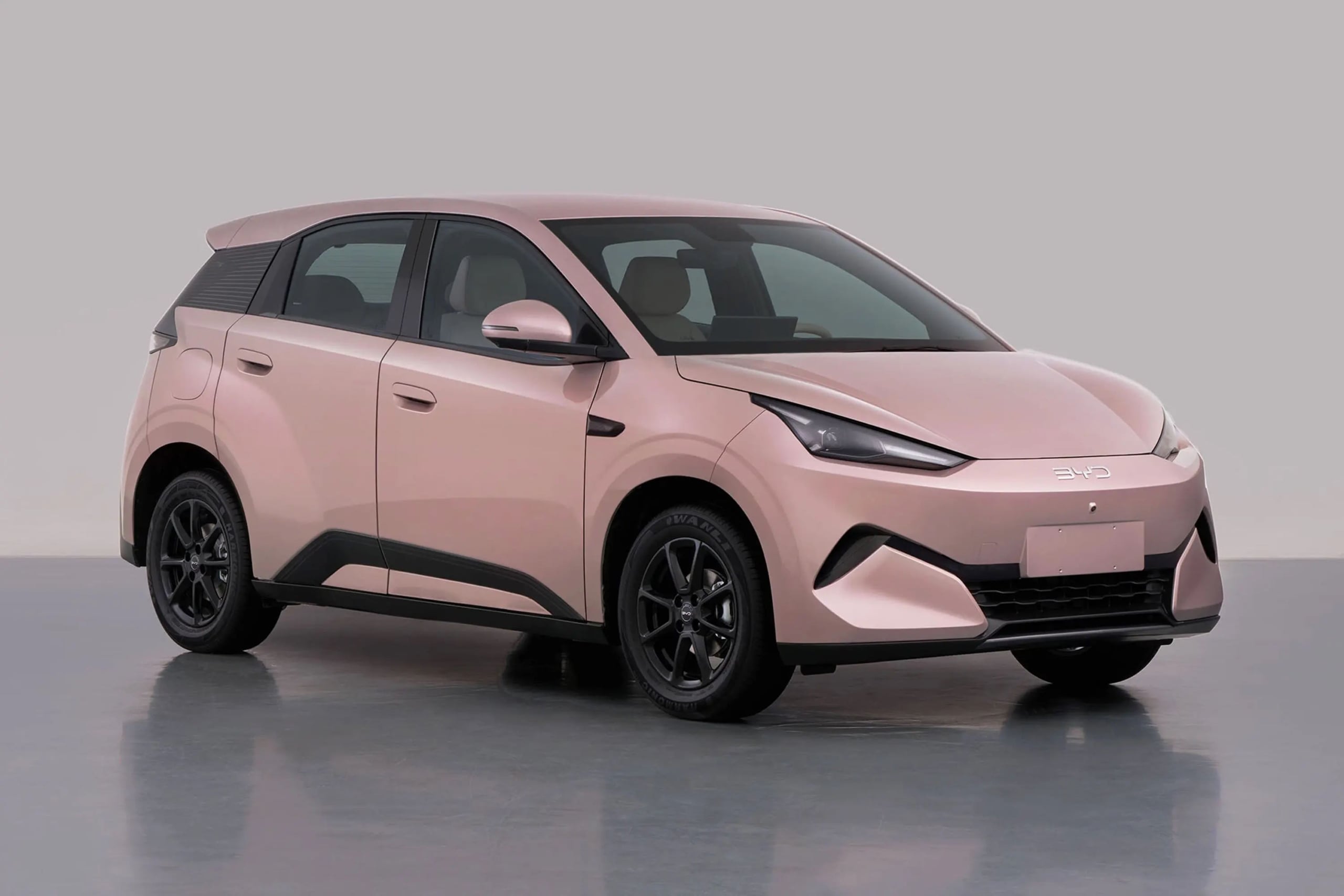 Новый салон BYD Seagull рассекречен: крупная центральная консоль и один большой экран.