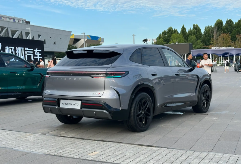 ArcFox Alpha T7: «Сяоми YU7 за полцены» от BAIC собрал 30 000 заказов за 60 минут