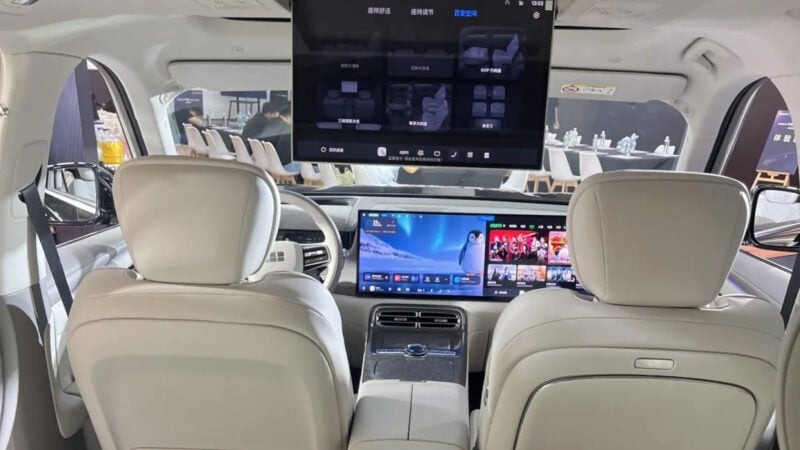 Geely Galaxy M9, получивший похвалу от Edmunds и NYT, вышел на рынок ОАЭ по цене 43 540 долларов.