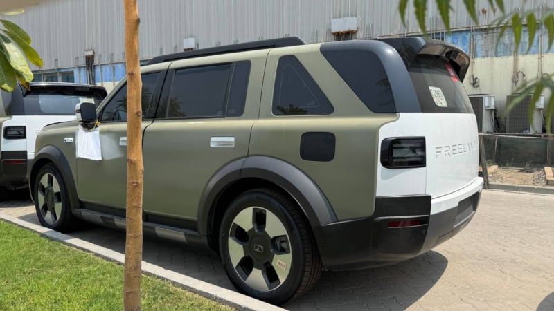 Внедорожник Freelander 8 был замечен в ОАЭ перед глобальным запуском.