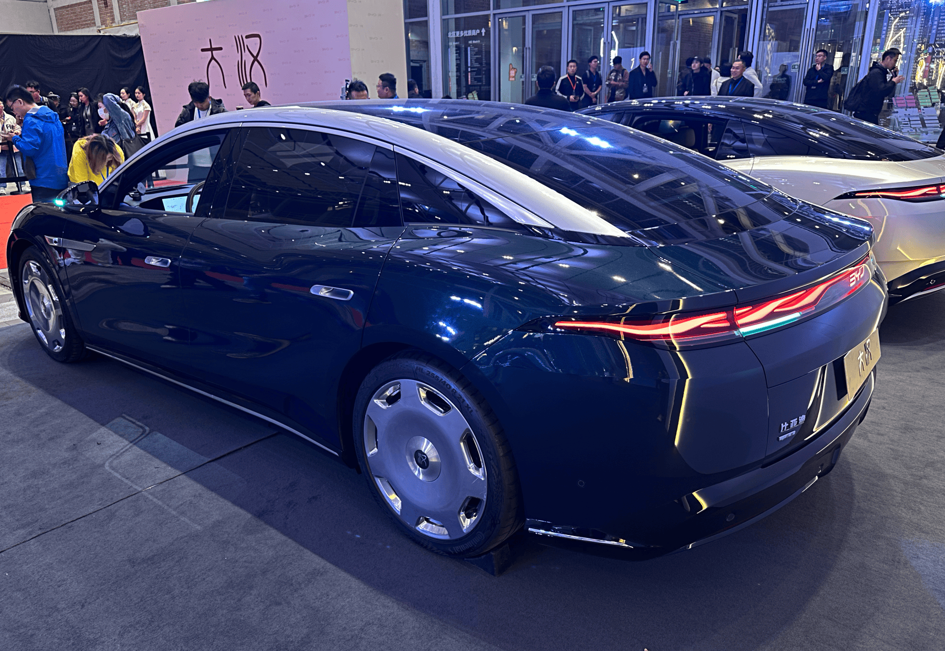 BYD представила электромобиль Da Han EV с запасом хода 1008 км, который можно полностью зарядить за 9 минут.