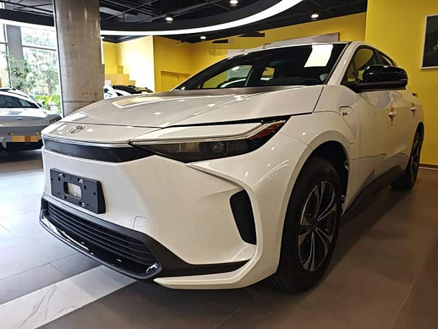 Toyota bZ4X 2025 615 км хода — из Китая под ключ