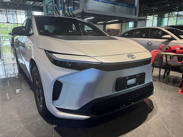 Toyota bZ4X 2025 615 км хода — из Китая под ключ