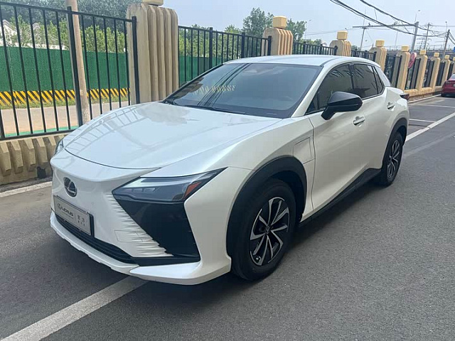Lexus RZ 2023 520 км хода — из Китая под ключ