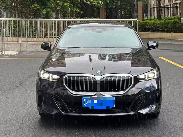 BMW 5 Series (импорт) 2024款 525i M运动套装 190 л.с. — из Китая под ключ