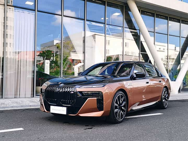 BMW i7 M70L 2023款 M70L — из Китая под ключ