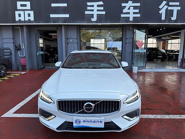 Volvo S60 PHEV 2023款 T8 四驱长续航智逸豪华版 — из Китая под ключ