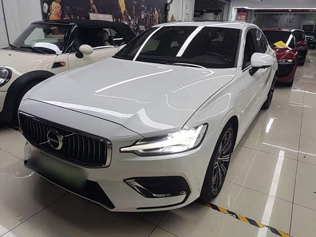 Volvo S60 PHEV 2022款 T8 E驱混动 四驱智逸豪华版 — из Китая под ключ