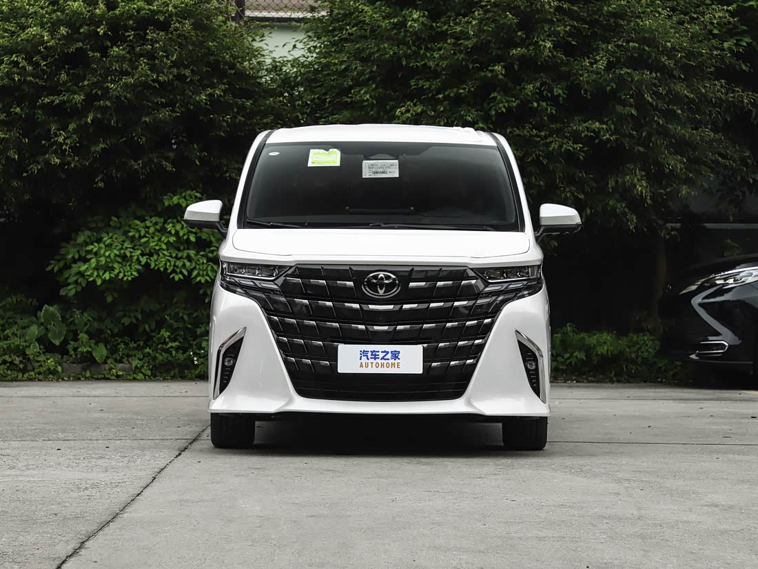 Toyota Alphard — фото 1