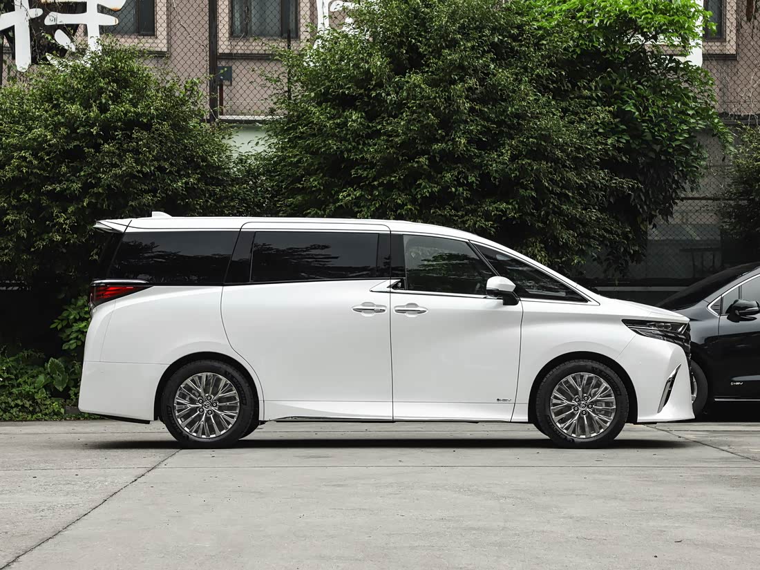 Toyota Alphard — фото 4