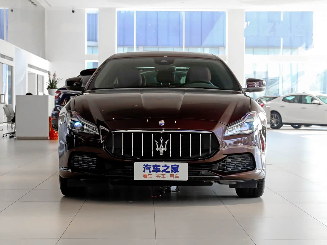 Maserati Quattroporte — фото 1