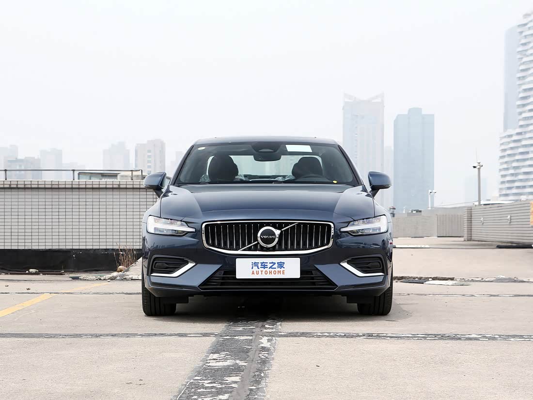 Volvo S60 — фото 1