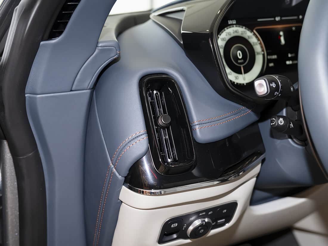 Aston Martin DBX — фото 8