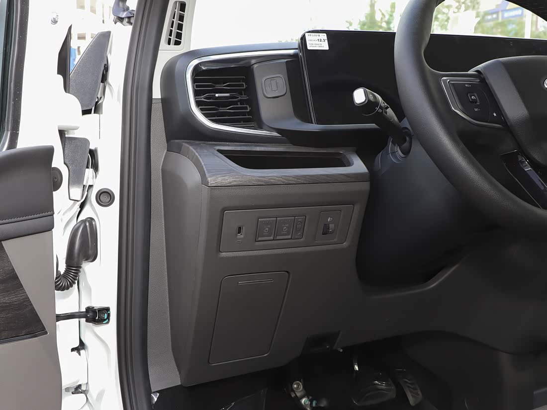 Ford Tourneo — фото 9