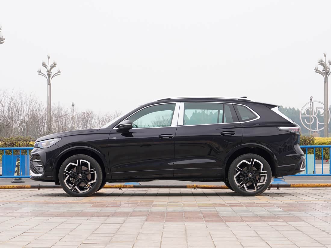 Volkswagen Tiguan L — фото 2