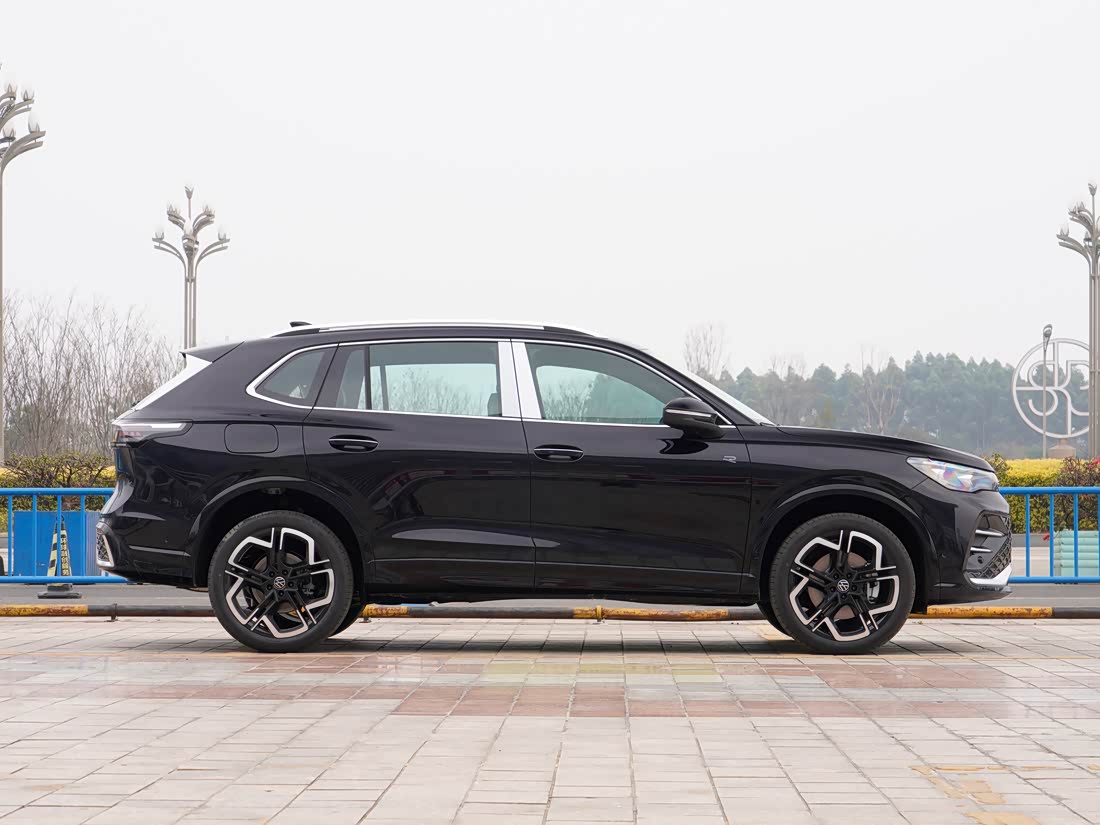 Volkswagen Tiguan L — фото 4