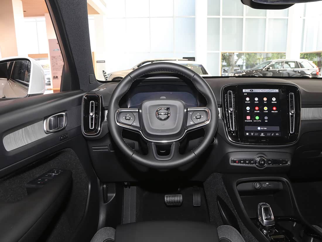 Volvo XC40 EV — фото 1
