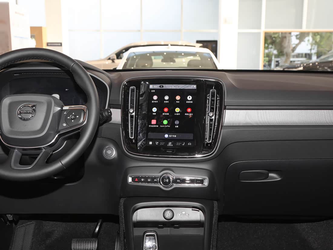 Volvo XC40 EV — фото 2