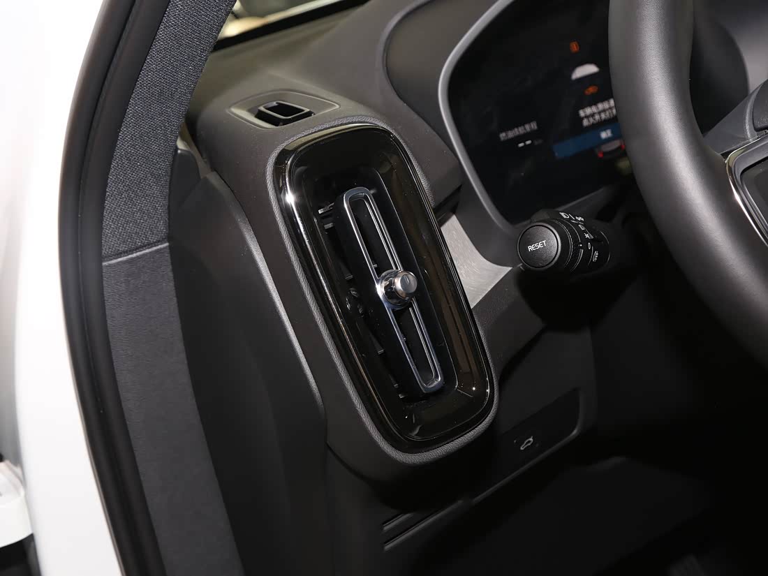 Volvo XC40 EV — фото 4