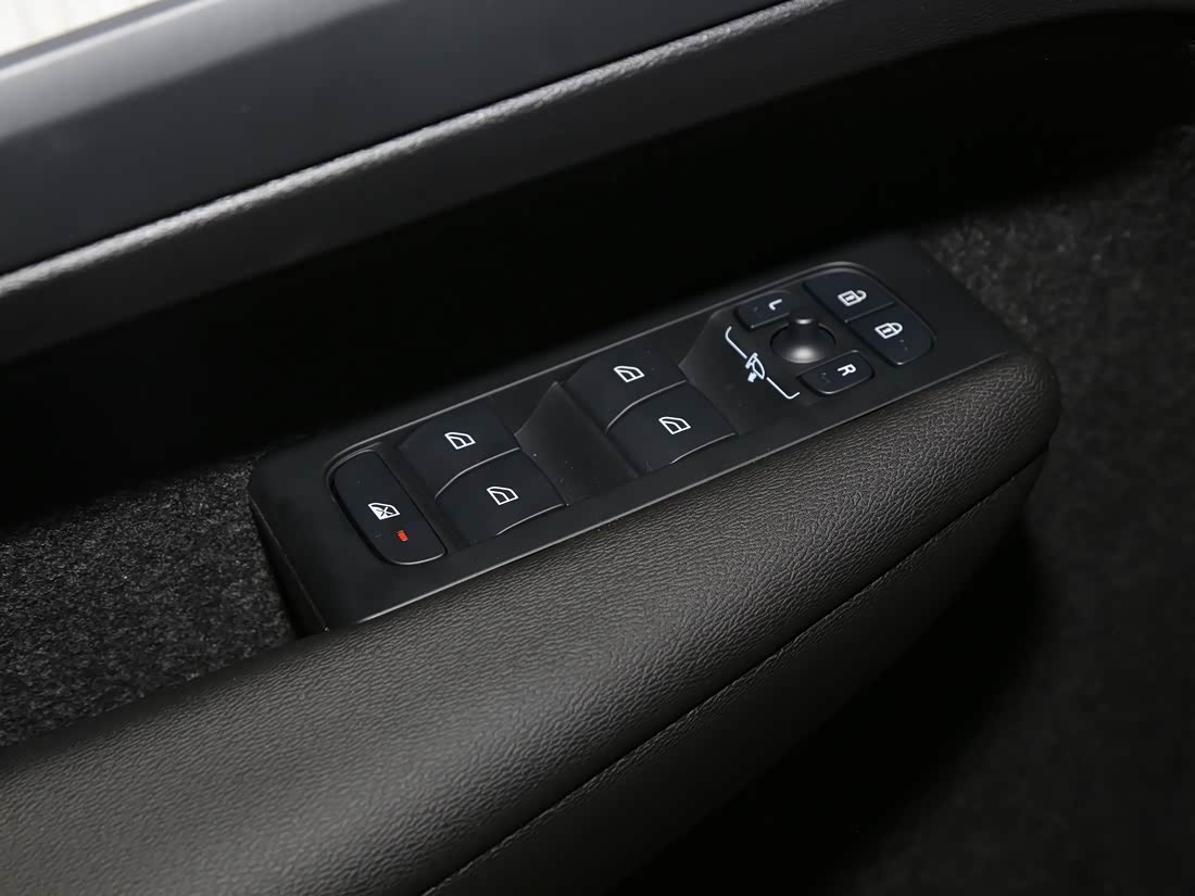 Volvo XC40 EV — фото 9