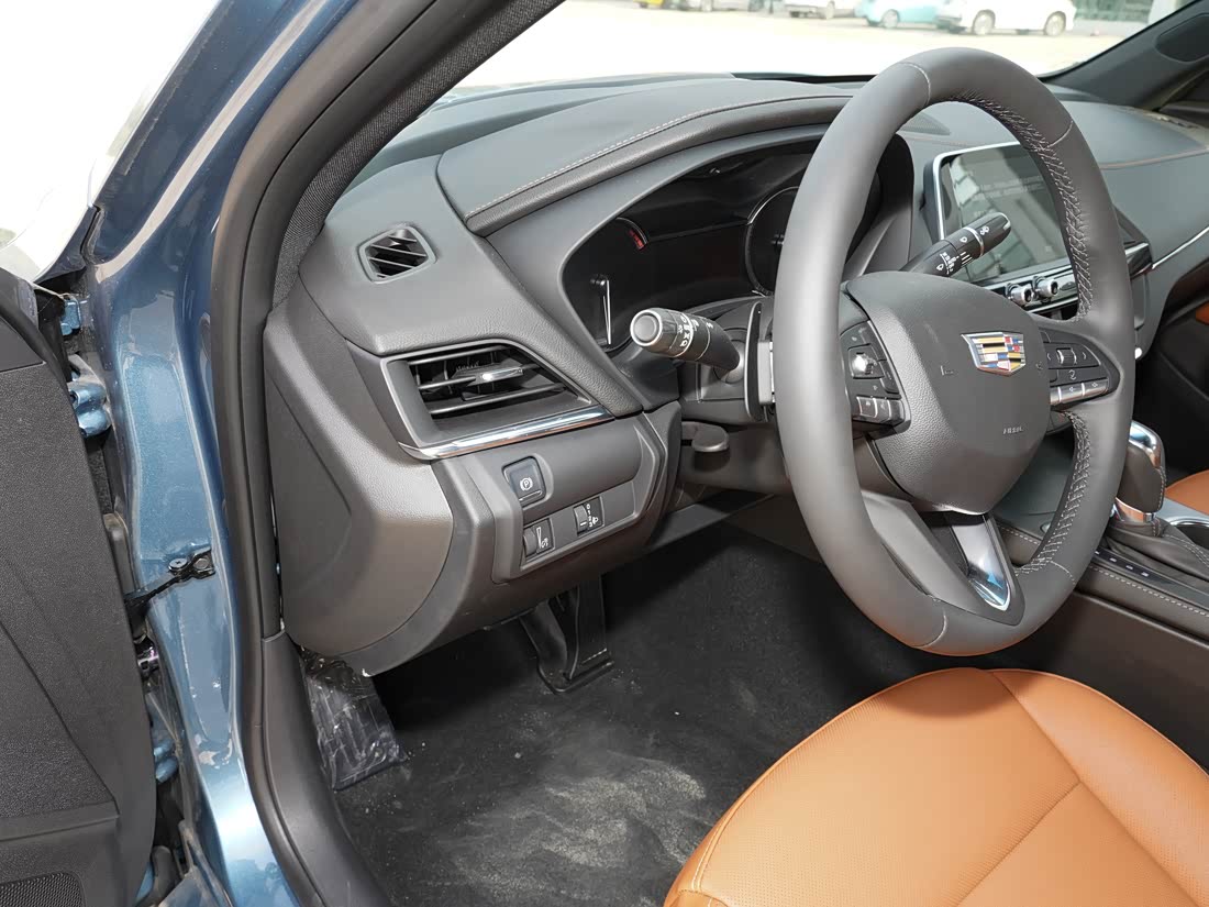 Cadillac CT4 — фото 8