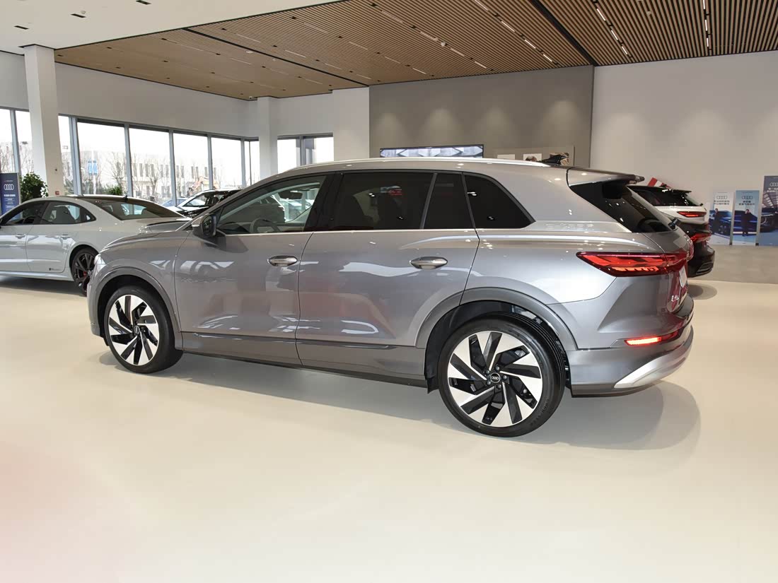 Audi Q5 e-tron — фото 2