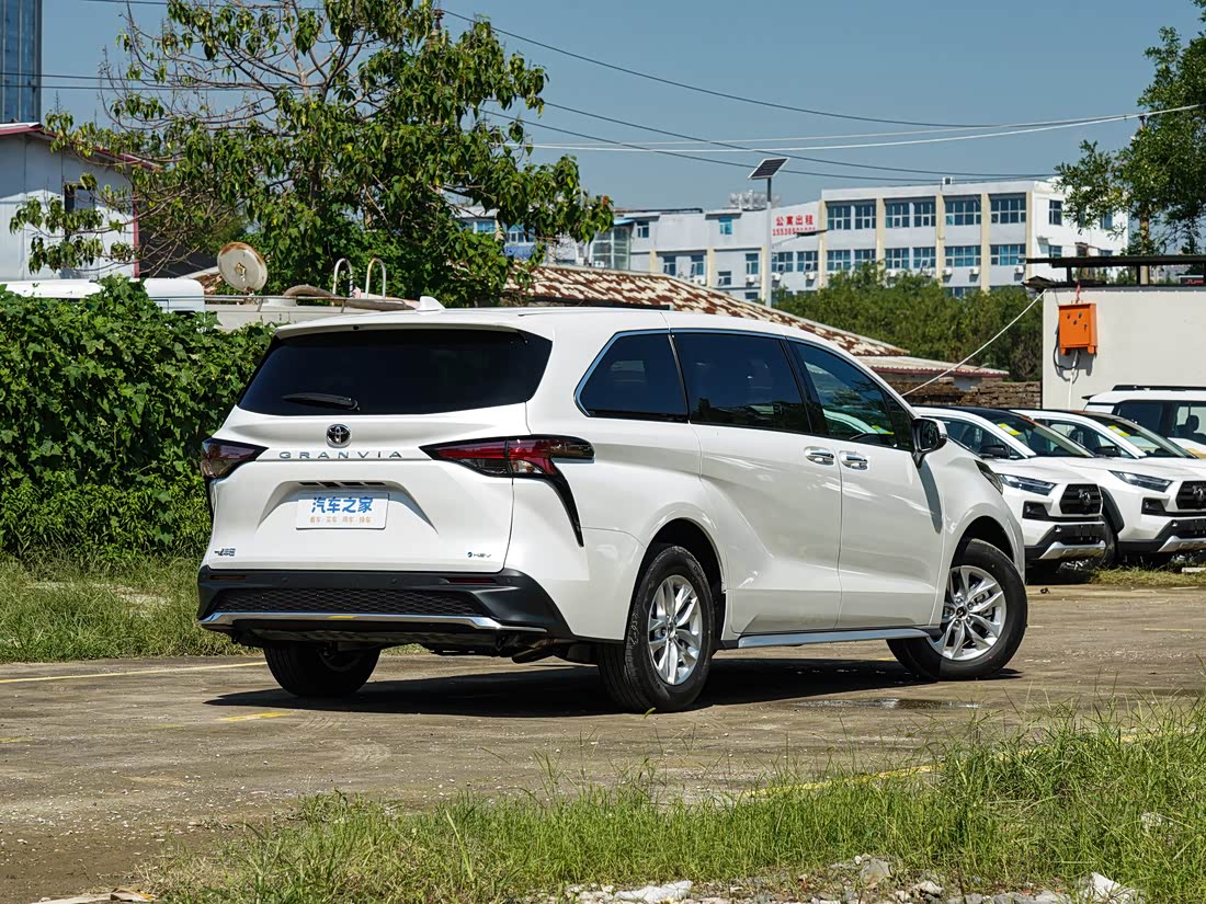 Toyota Granvia — фото 6