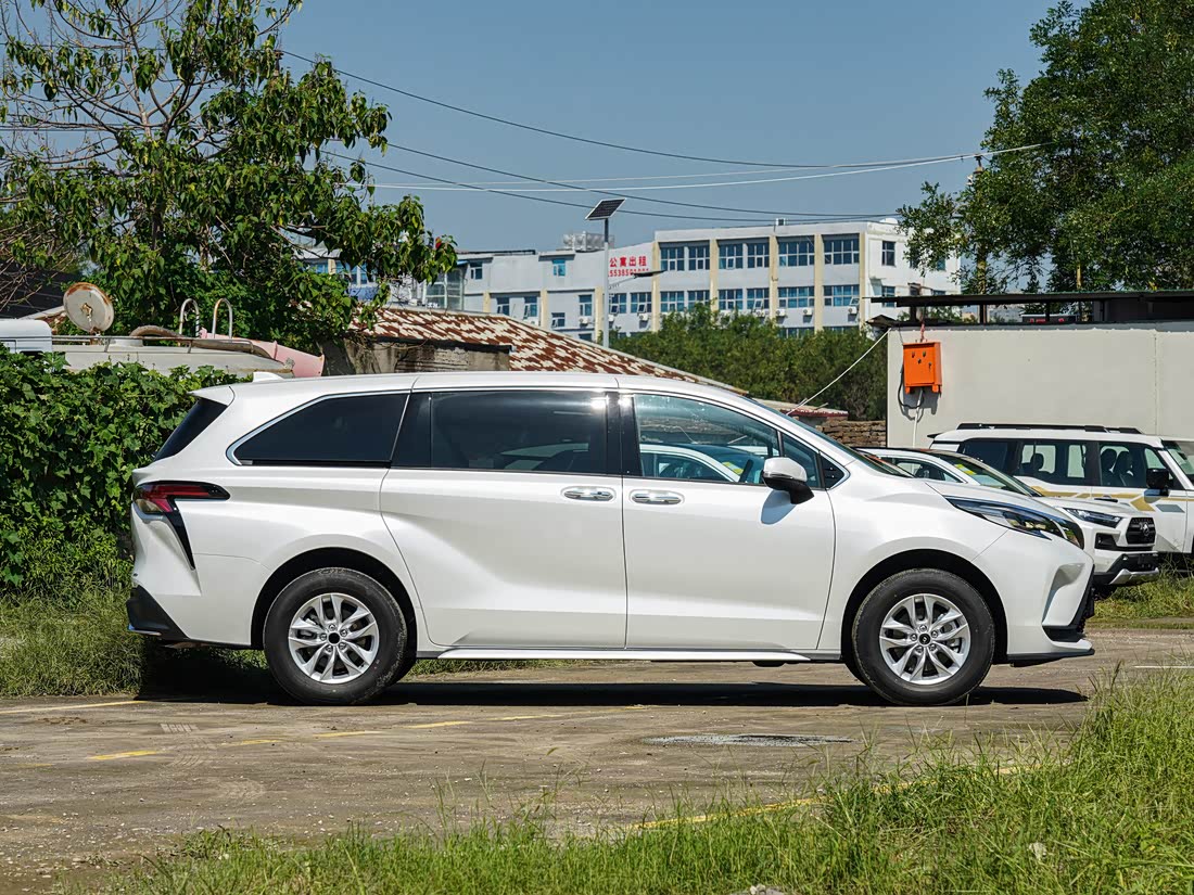 Toyota Granvia — фото 7