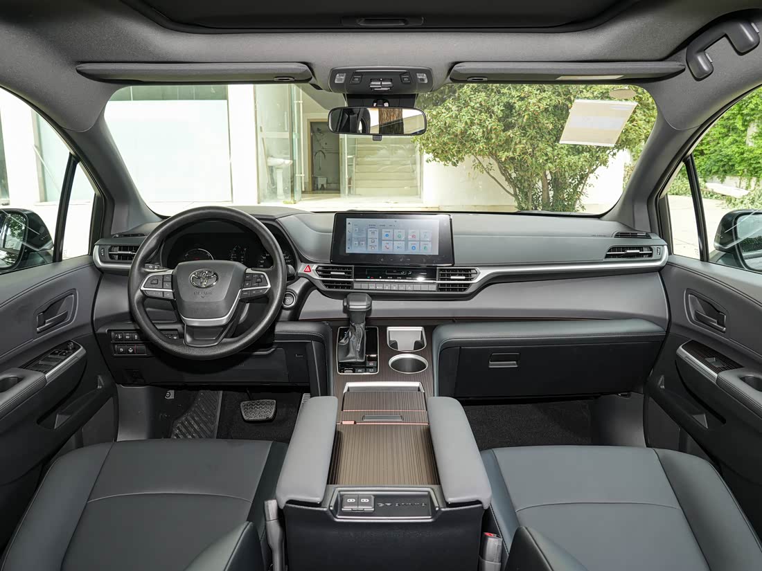 Toyota Granvia — фото 8