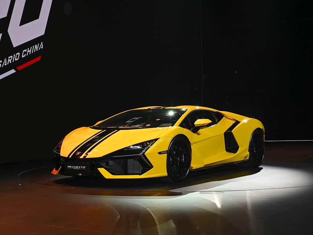 Lamborghini Revuelto — фото 1
