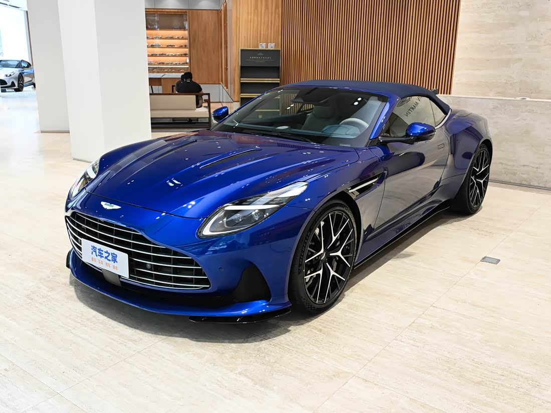 Aston Martin DB12 — фото 1