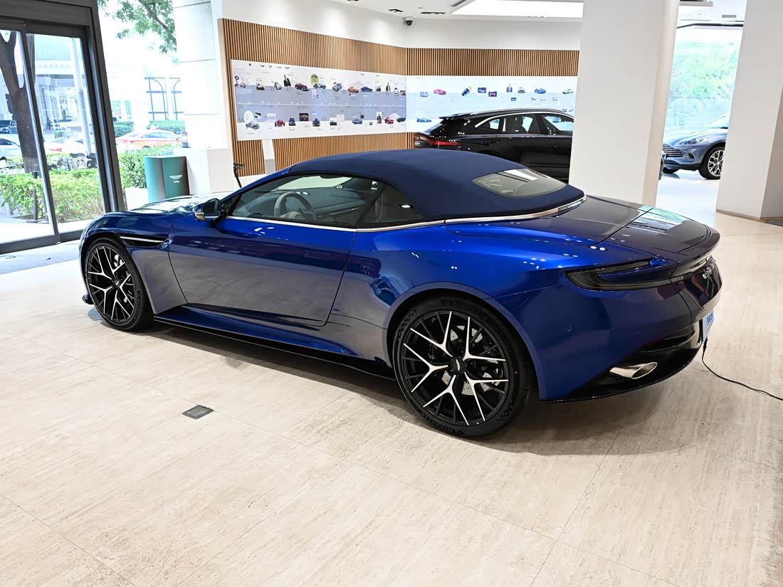 Aston Martin DB12 — фото 4
