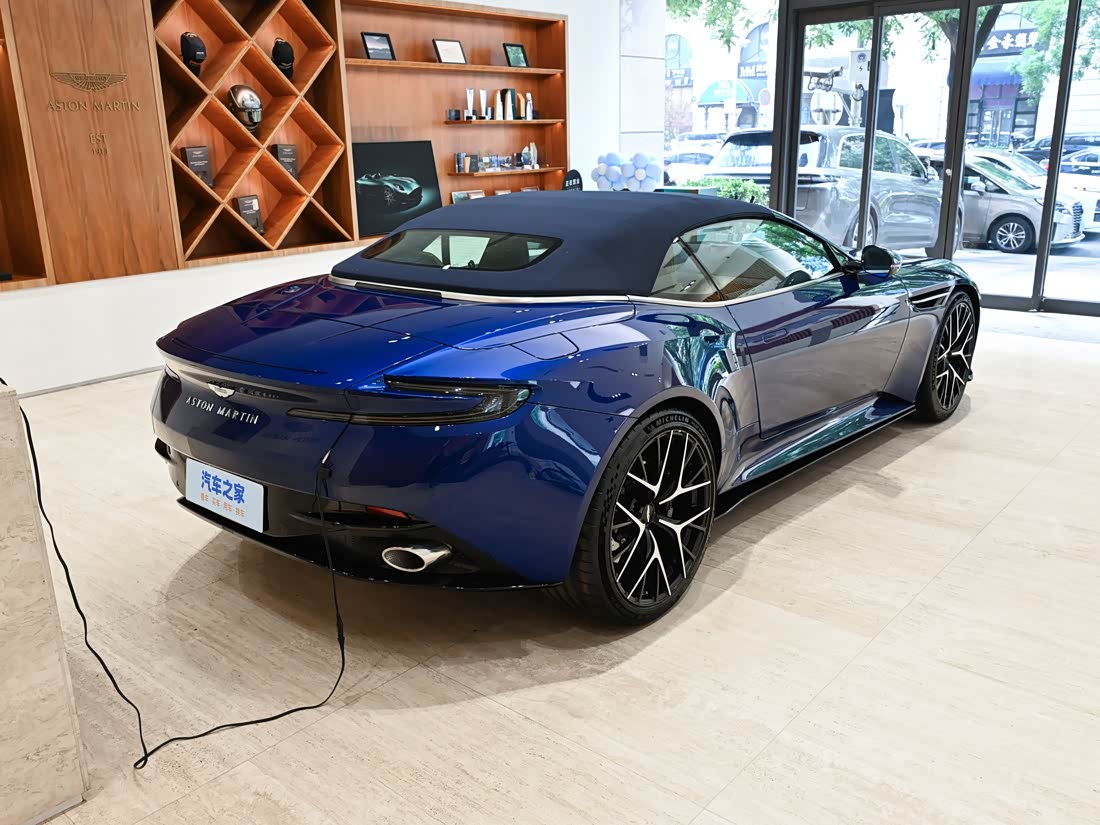 Aston Martin DB12 — фото 5