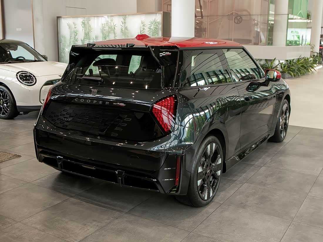 MINI Electric MINI JCW — фото 1