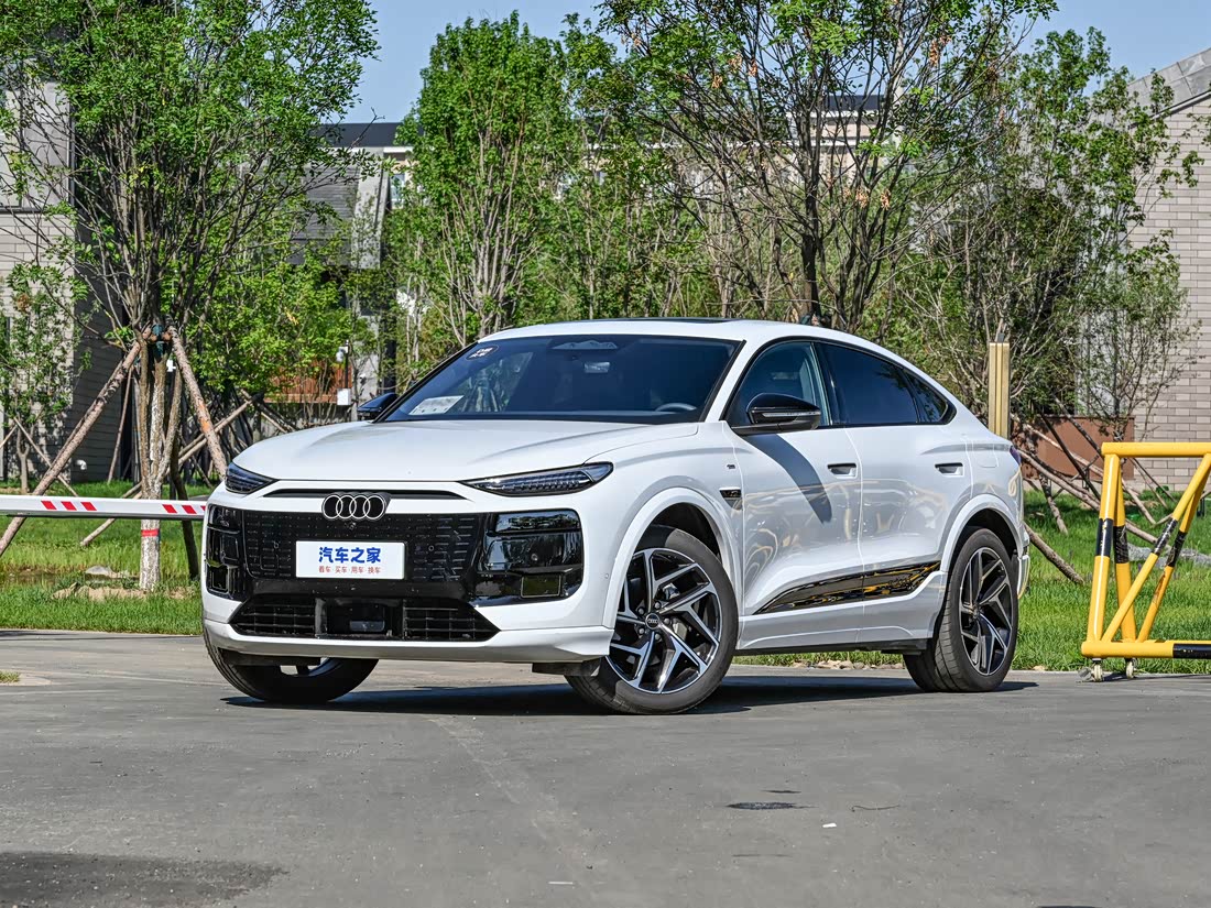 Audi Q6L Sportback e-tron — фото 1