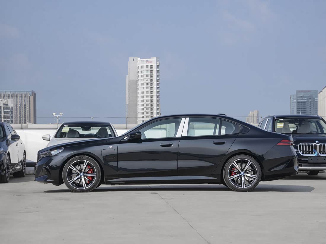 BMW i5 M60 — фото 2