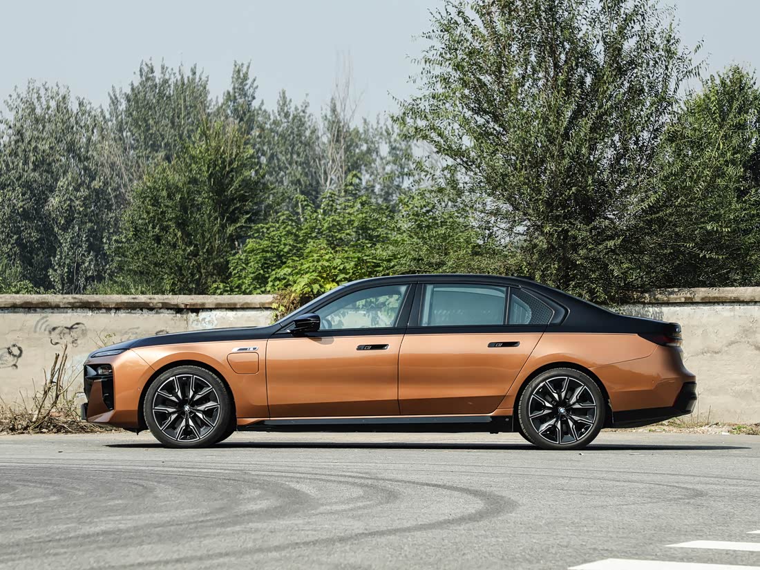 BMW i7 M70L — фото 1