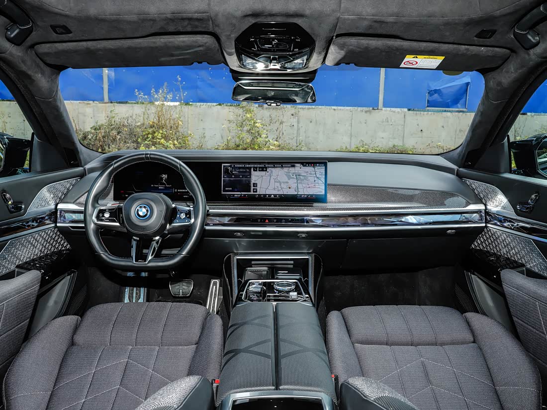 BMW i7 M70L — фото 4