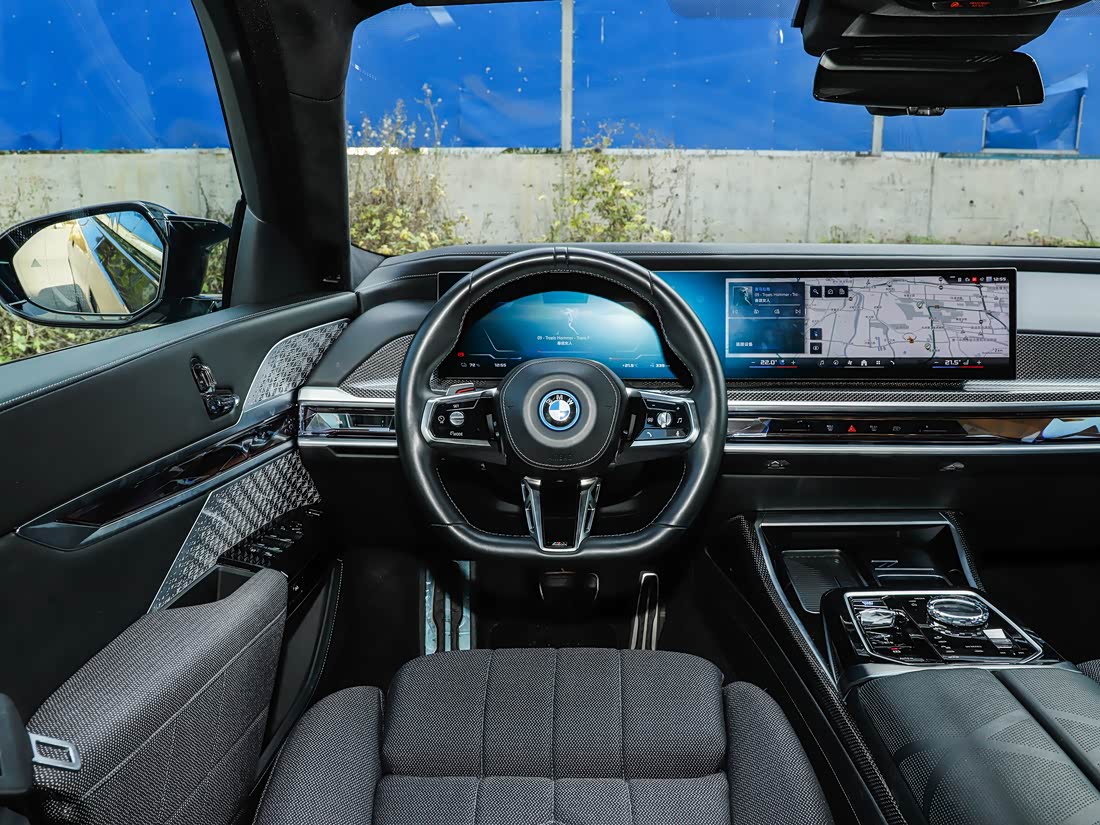 BMW i7 M70L — фото 5
