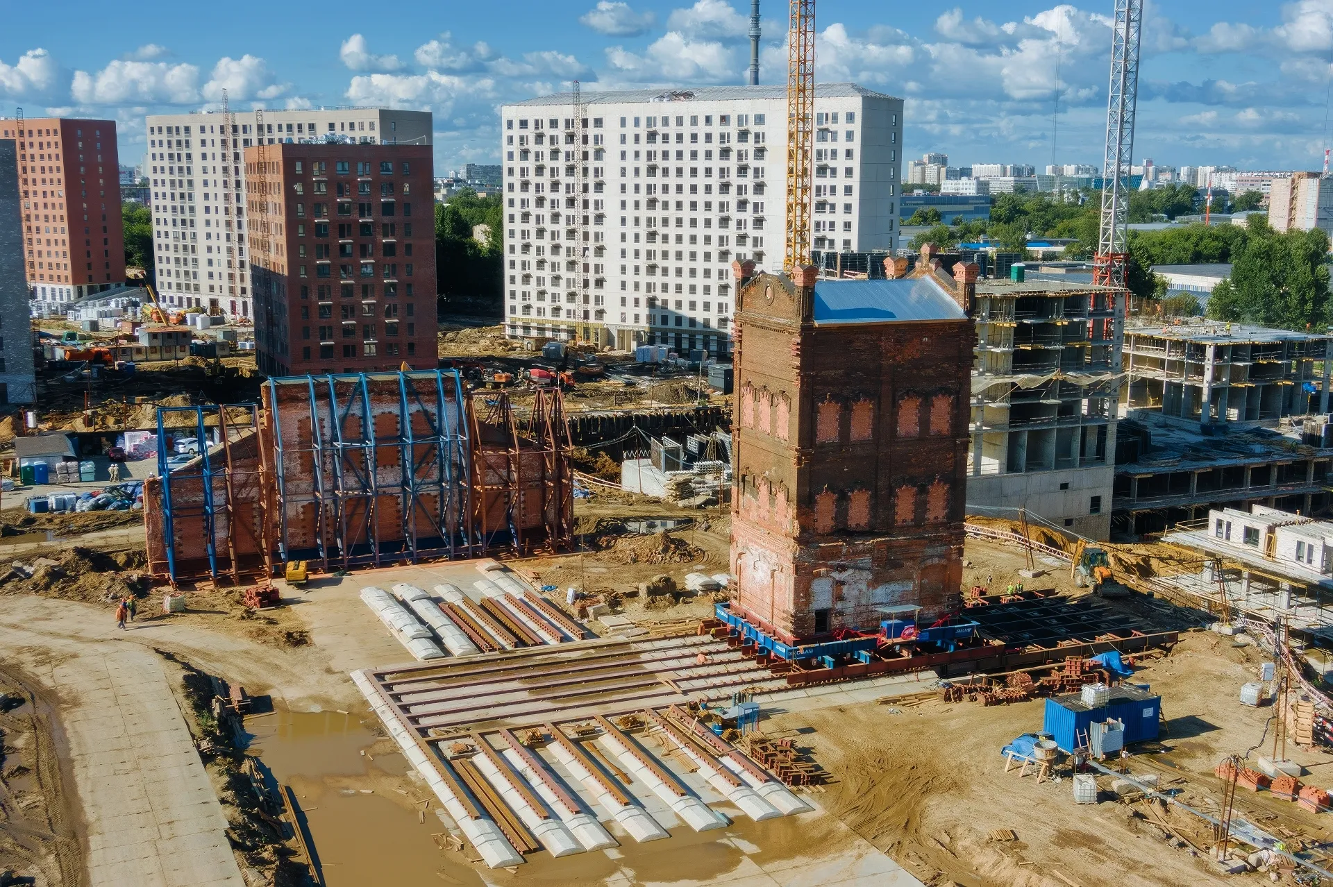 В Москве передвинули на 100 метров водонапорную башню 19 века