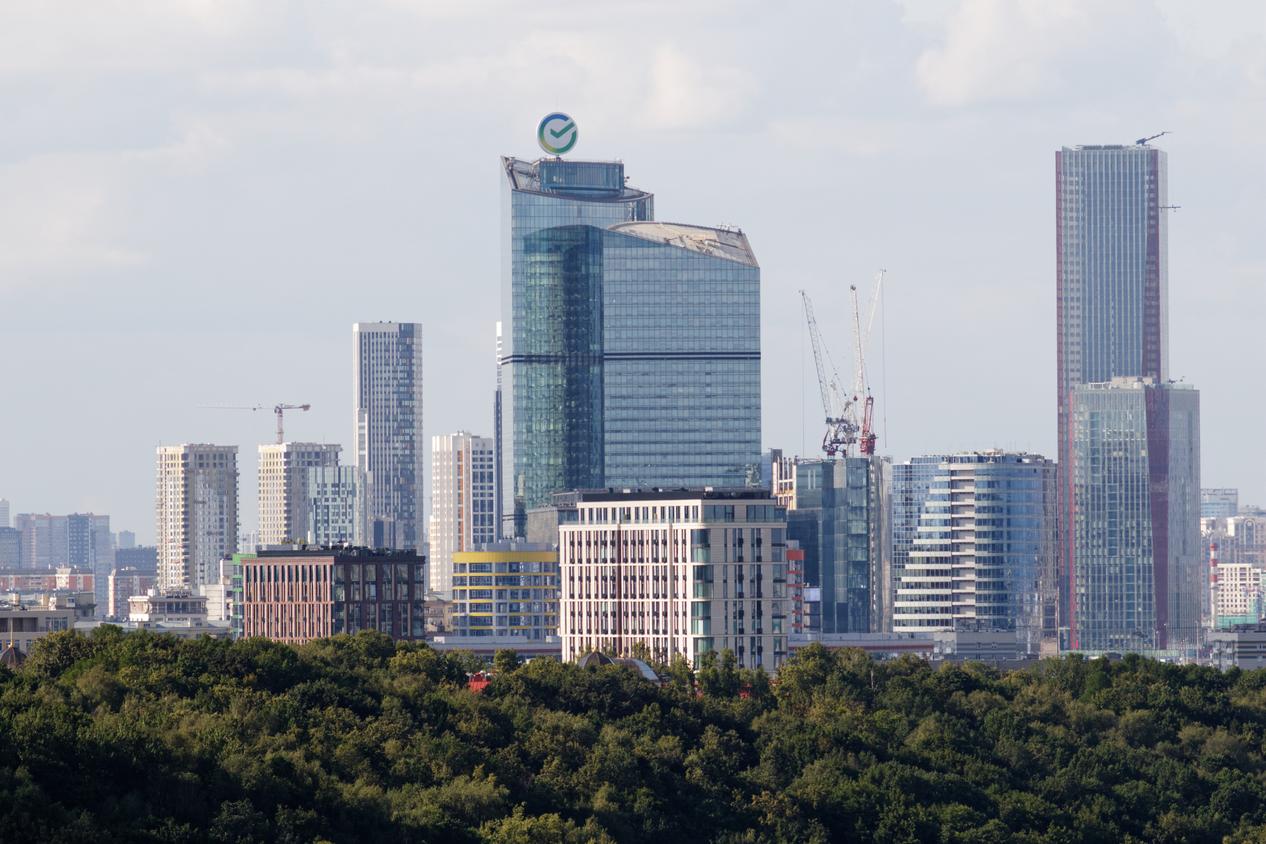 Башни Сбербанк-Сити и Москва-Сити над застройкой запада Москвы