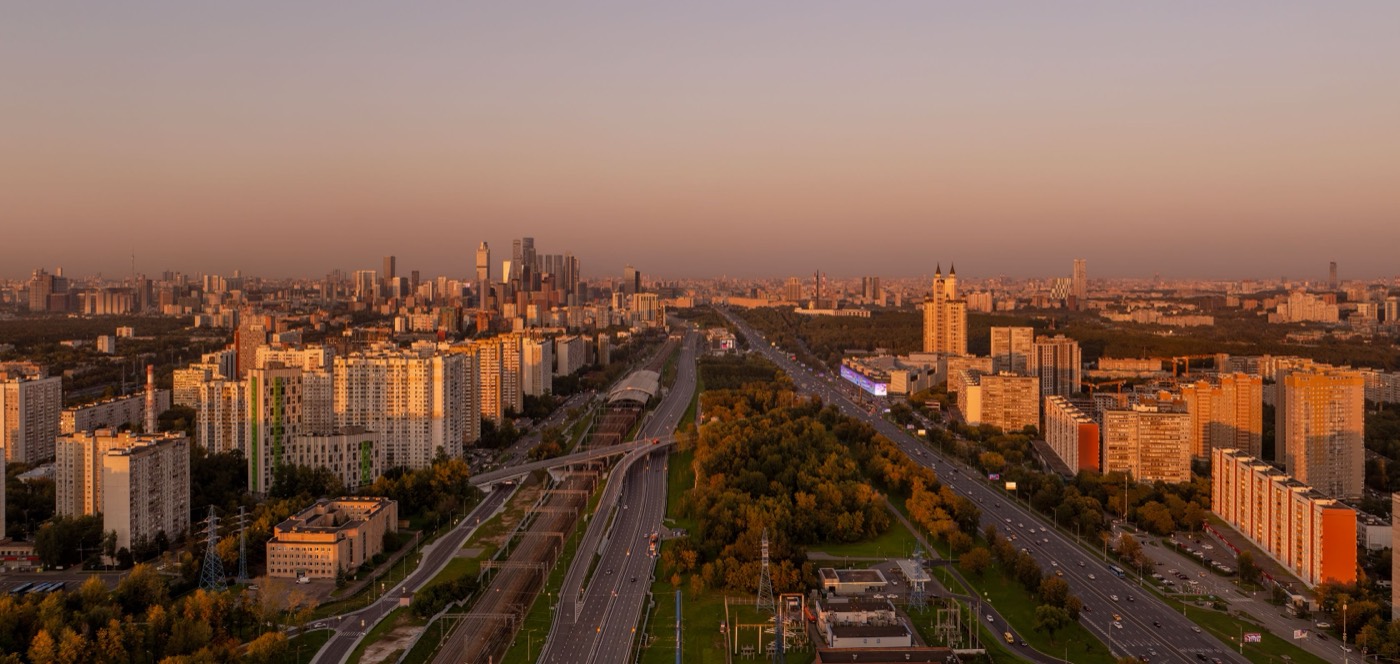 Вид на Кутузовский проспект и Москва-Сити на закате