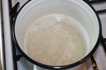 Отварить рис в под соленой воде до готовности.