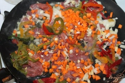 На сковороде с добавлением растительного масла обжарить овощи и курицу.