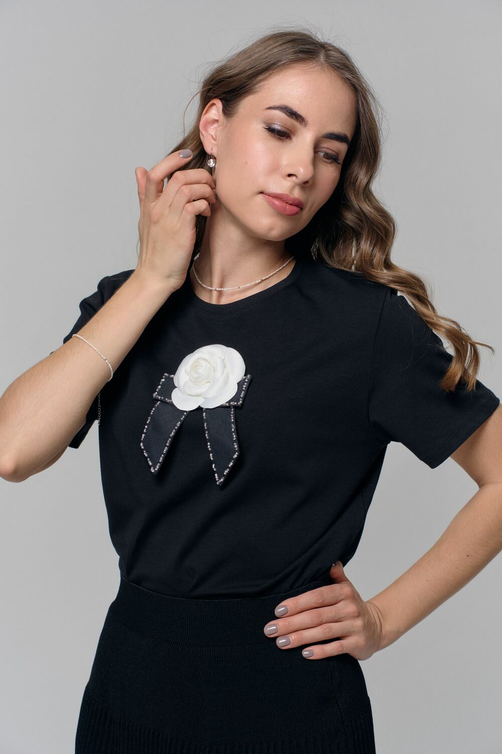 Футболка с камелией в стиле Chanel черная с брошью — фото 3
