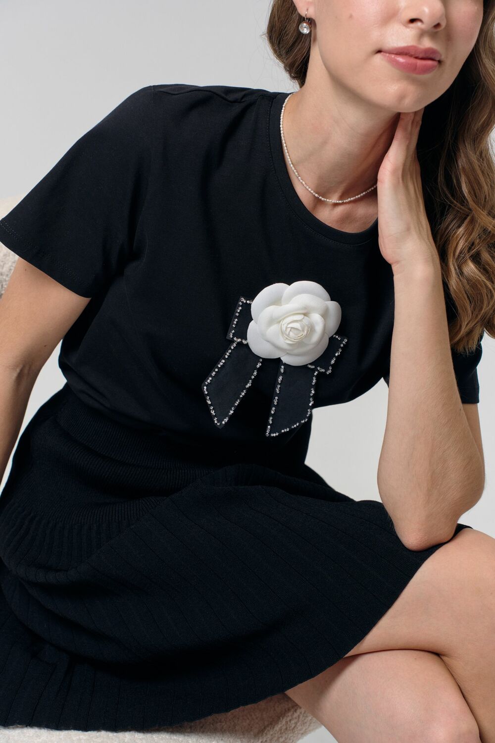 Футболка с камелией в стиле Chanel черная с брошью — фото 5